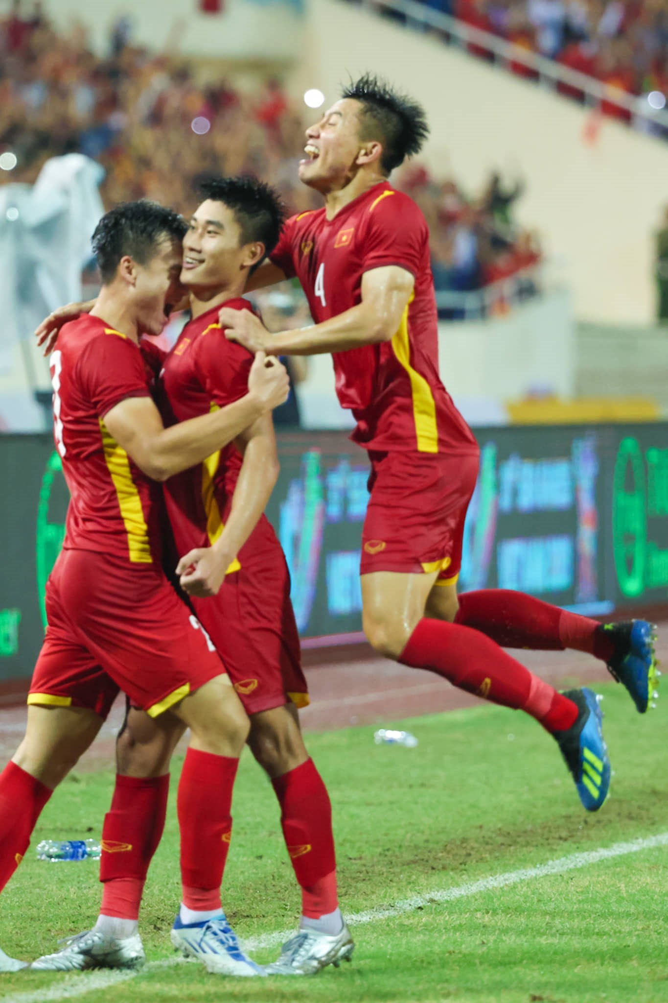 Cùng xem hình ảnh của U23 Việt Nam vô địch SEA Games 31 và cảm nhận nhịp đập trái tim của người hâm mộ. Đội tuyển đã vượt qua mọi thử thách để giành chiến thắng lịch sử này. Họ thật xứng đáng với sự tôn vinh và ngợi khen từ cộng đồng bóng đá Việt Nam.