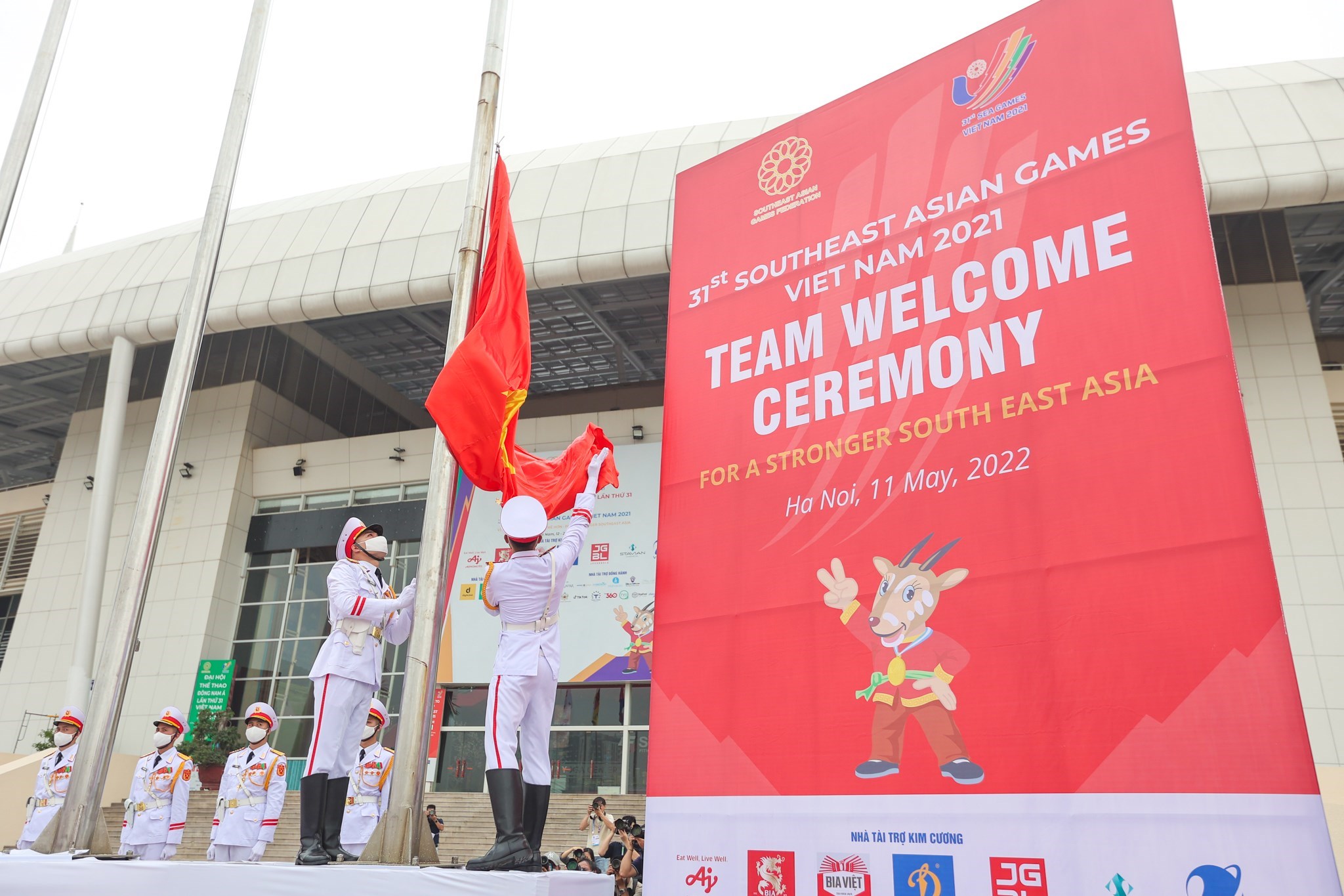 Một cách tuyệt vời để tự hào về quốc gia của mình là xem các hình ảnh cờ Lamang Việt Nam đầy màu sắc được trưng bày trên khắp các sân vận động trong sự kiện SEA Games 31 này.