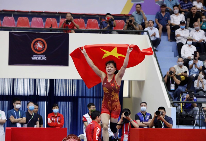 Vietnam's wrestlers win additional six gold medals on second competition day hinh anh 1