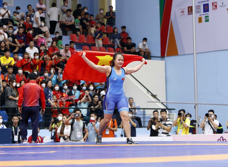 Vietnam's wrestlers win additional six gold medals on second competition day hinh anh 3