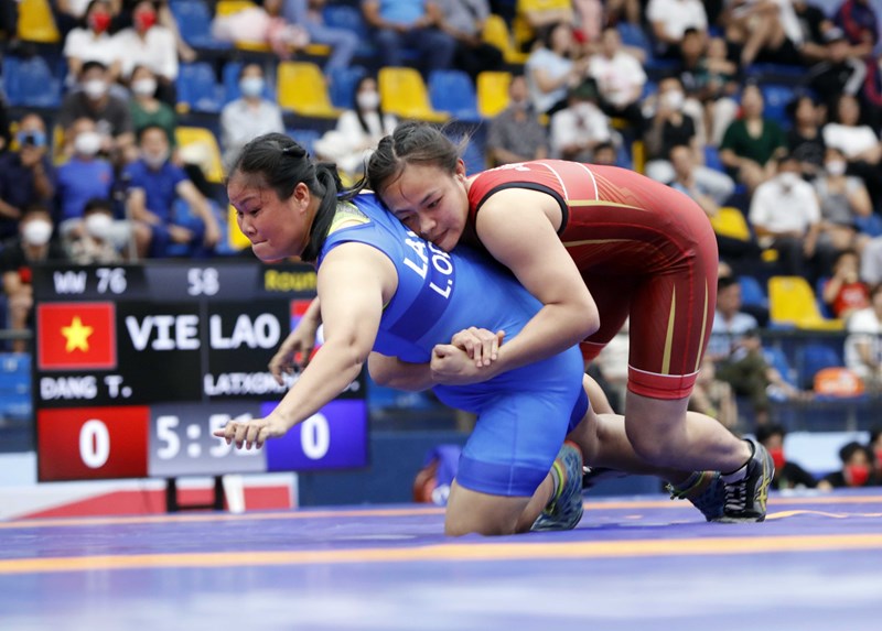 Vietnam's wrestlers win additional six gold medals on second competition day hinh anh 5