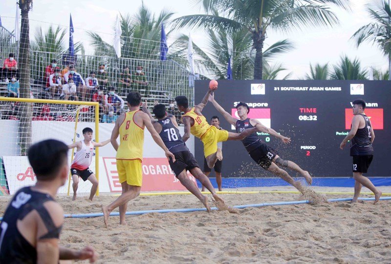SEA Games 31 beach handball: Vietnam earns victory against Singapore hinh anh 5
