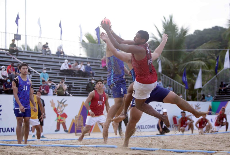 SEA Games 31 beach handball: Philippines defeat Thailand 2-0 hinh anh 2