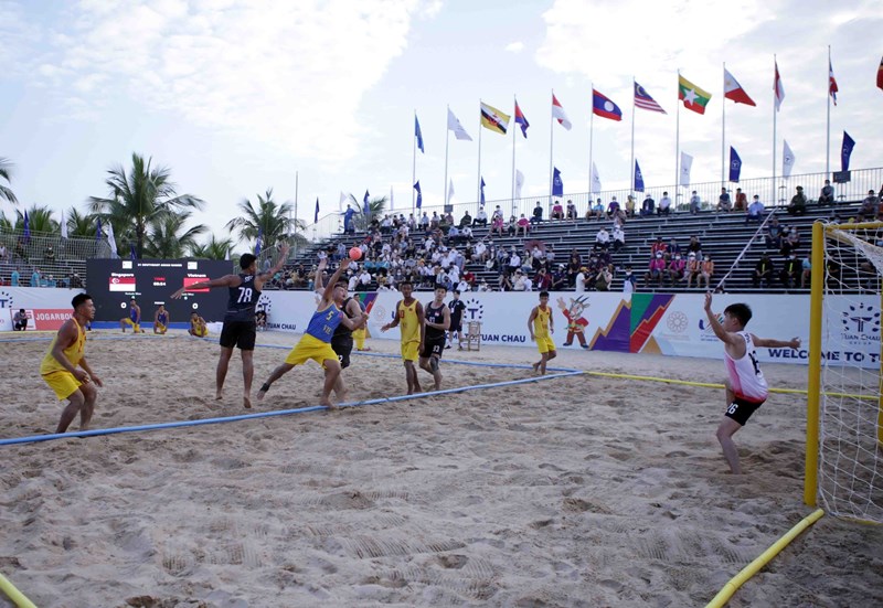 SEA Games 31 beach handball: Vietnam earns victory against Singapore hinh anh 3