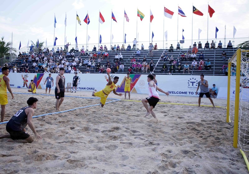 SEA Games 31 beach handball: Vietnam earns victory against Singapore hinh anh 2