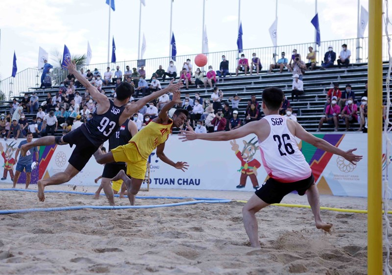 SEA Games 31 beach handball: Vietnam earns victory against Singapore hinh anh 1