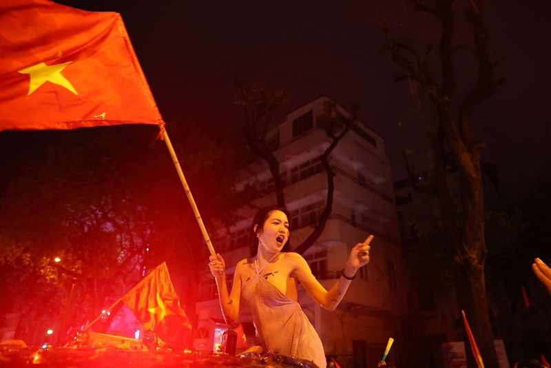 Hãy dành ra chút thời gian để xem hình ảnh chức vô địch của U23 Việt Nam và bữa tiệc hoành tráng của các ngôi sao trẻ quốc gia. Không chỉ vinh danh cho đội bóng, chiến thắng này còn là niềm tự hào của toàn dân với lá cờ đỏ sao vàng.