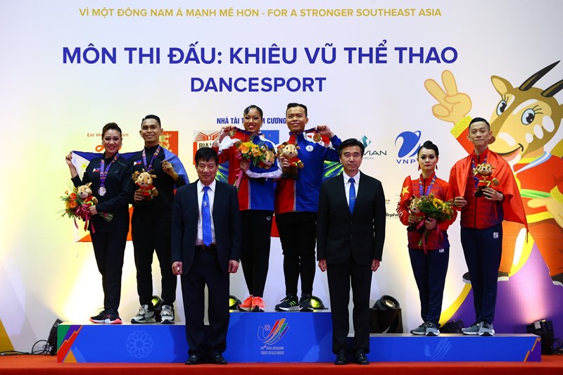 SEA Games 31: Vietnam gain five bronzes in dancesport hinh anh 1