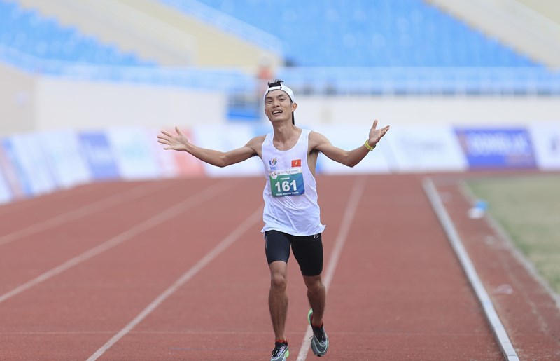 Marathoner wins historic gold for Vietnam at SEA Games 31 hinh anh 1