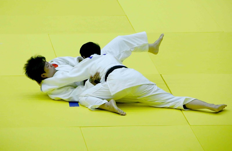 SEA Games 31: Vietnamese judokas win two gold medals in first competition day hinh anh 1