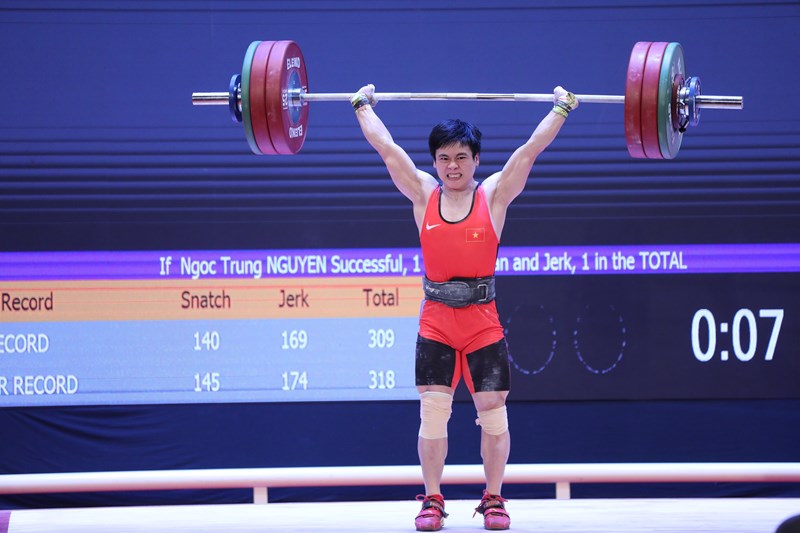 SEA Games 31: Vietnamese weightlifter bags bronze medal in men’s 61kg hinh anh 1