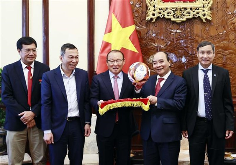 President Nguyen Xuan Phuc receives football coaches hinh anh 1